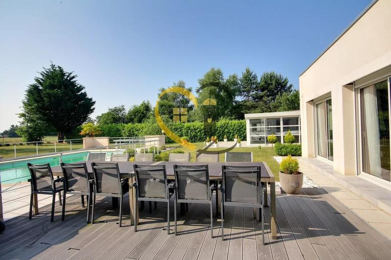 Maison - 300 m² - 11 pièces