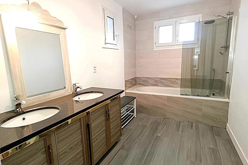 Maison - 200 m² - 13 pièces