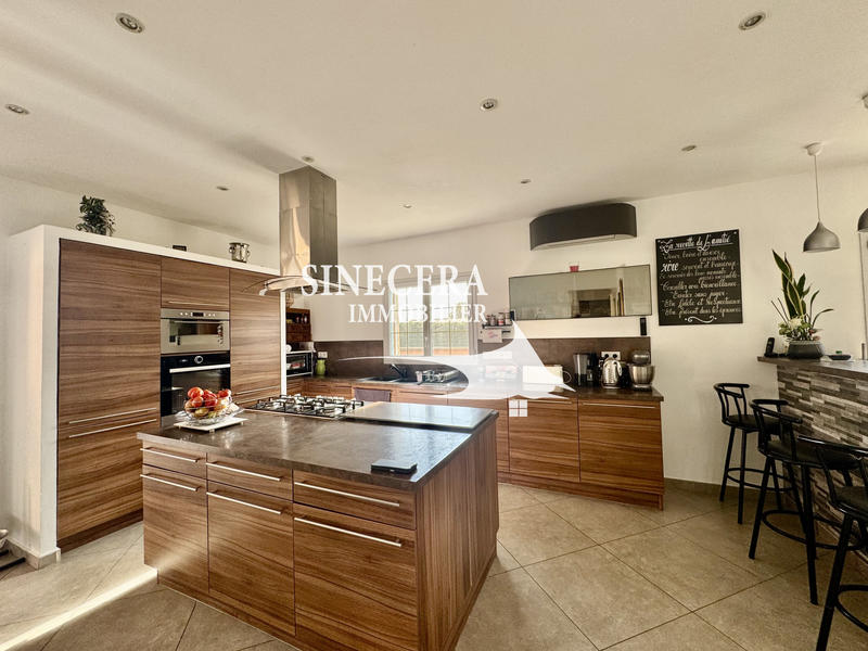 Maison - 224 m² - 9 pièces