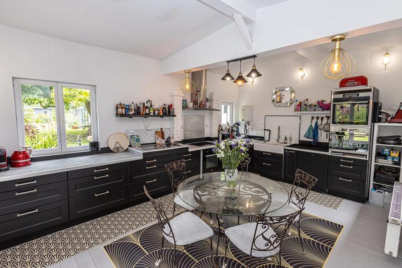 Maison - 330 m² - 10 pièces