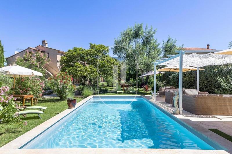 Villa - 273 m² - 9 pièces