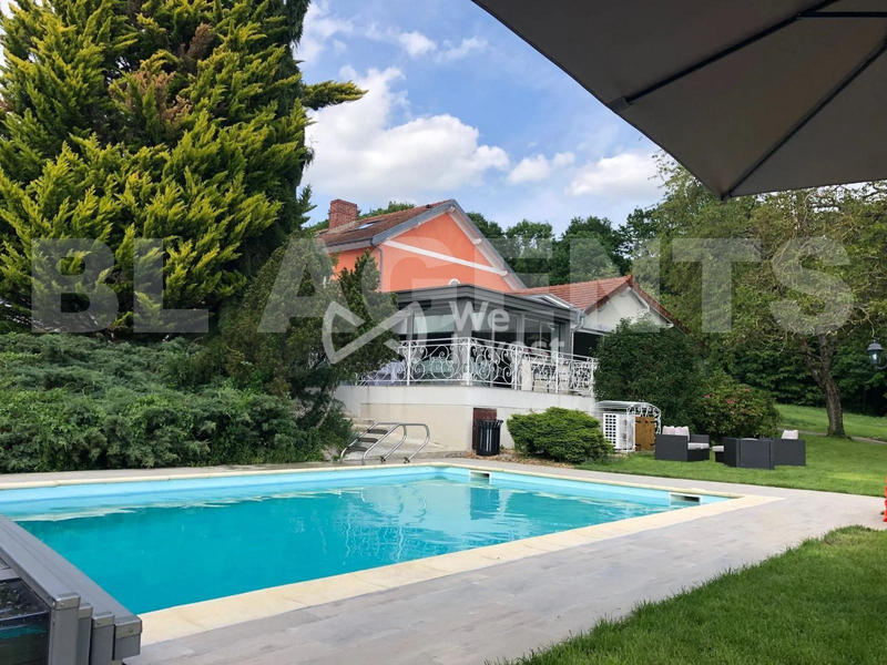 Maison - 807 m² - 30 pièces