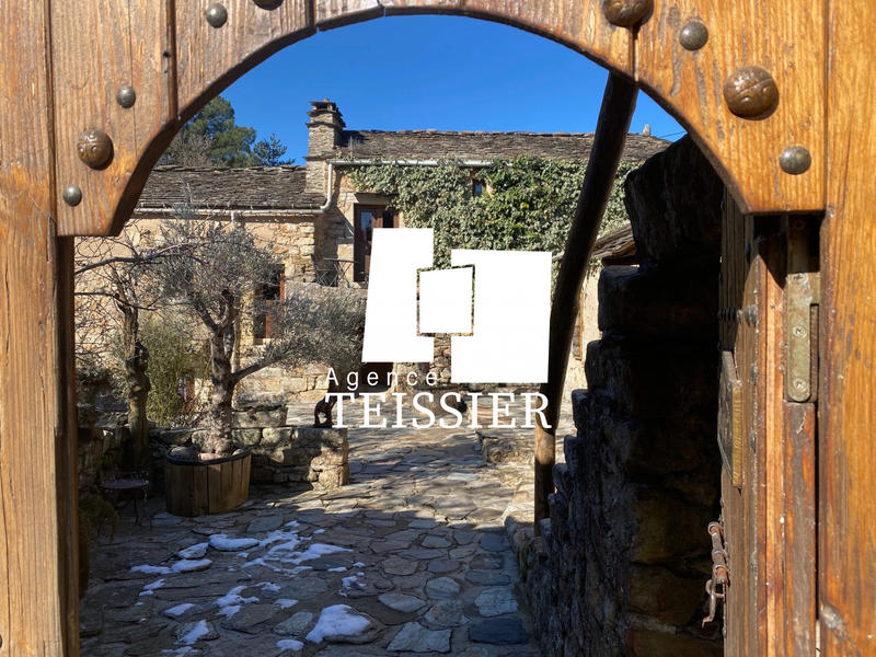 Maison - 270 m² - 18 pièces