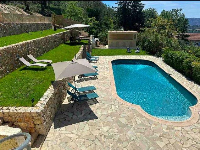 Propriété - 250 m² - 8 pièces