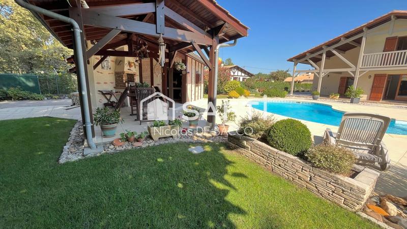 Maison - 238 m² - 7 pièces