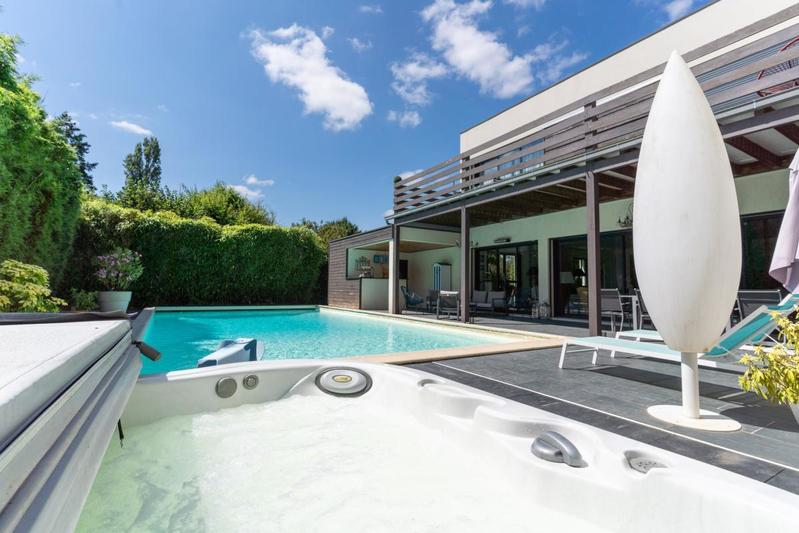 Maison - 450 m² - 9 pièces