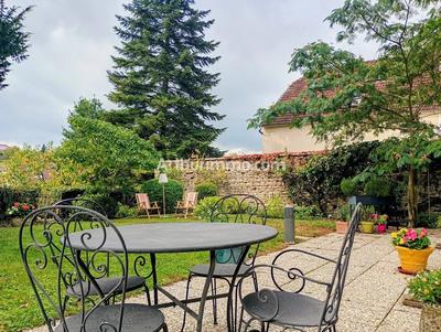 Maison - 390 m² - 11 pièces