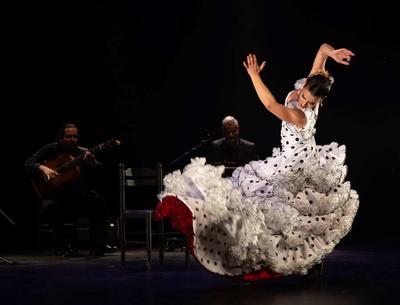 Recóndito - Danse, musique et chant par Lucía la Bronce
