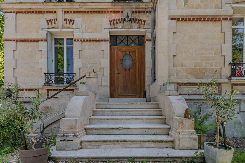 Maison - 300 m² - 9 pièces