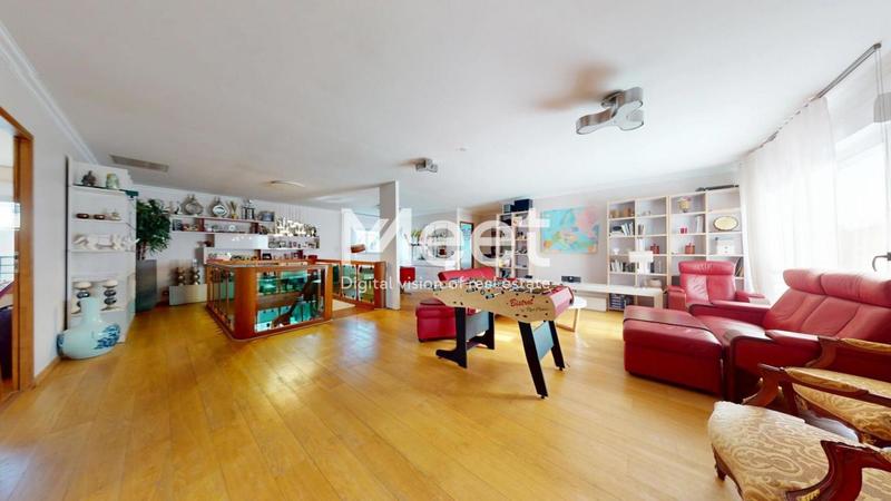 Maison - 260 m² - 9 pièces