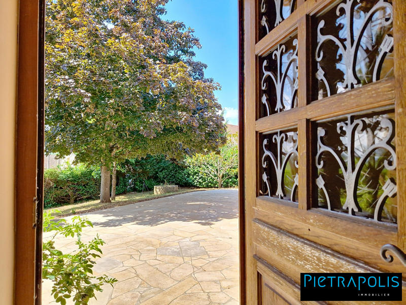 Maison traditionnelle - 222 m² - 8 pièces