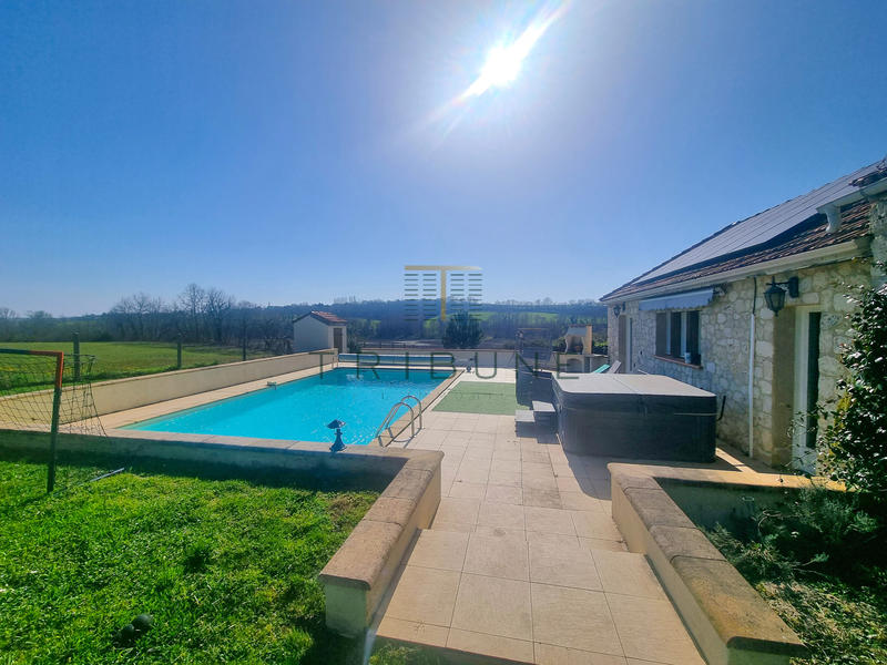 Maison - 210 m² - 6 pièces