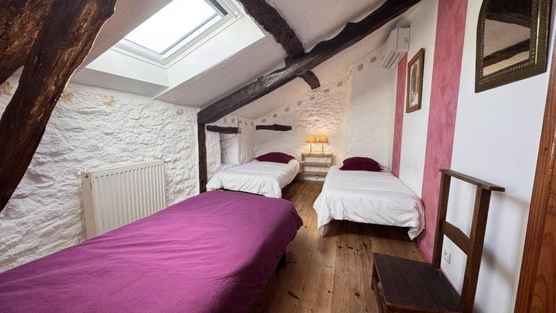 Maison - 220 m² - 7 pièces