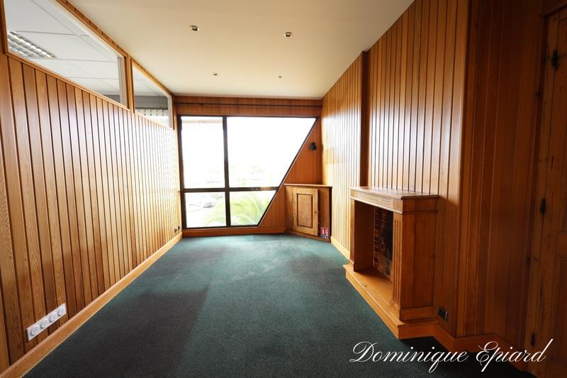 Bureau - 2 111 m² - 64 pièces