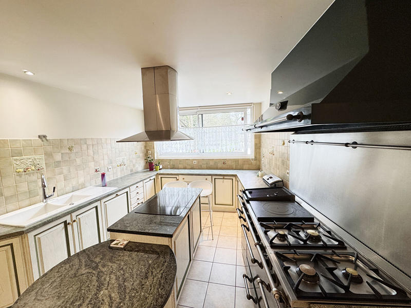 Maison - 245 m² - 9 pièces