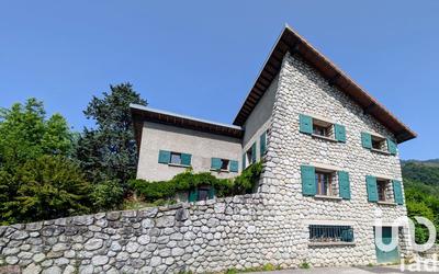 Maison - 203 m² - 9 pièces