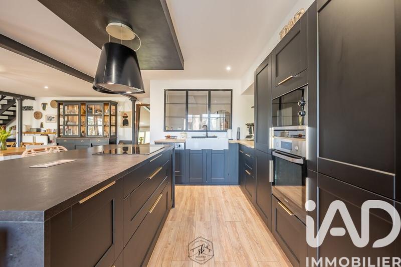 Maison - 230 m² - 7 pièces