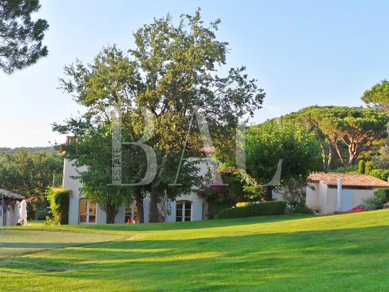 Propriété - 900 m² - 18 pièces