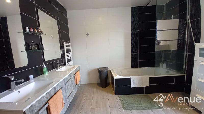 Maison - 208 m² - 7 pièces