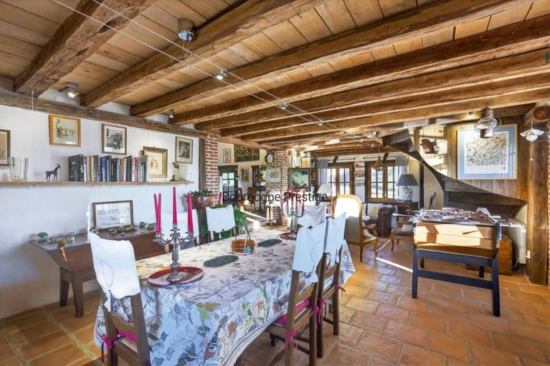 Propriété - 239 m² - 7 pièces