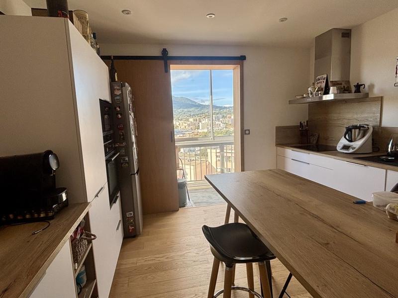 Appartement - 82 m² - 3 pièces