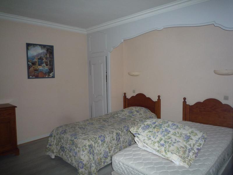 Propriété - 1 200 m² - 50 pièces