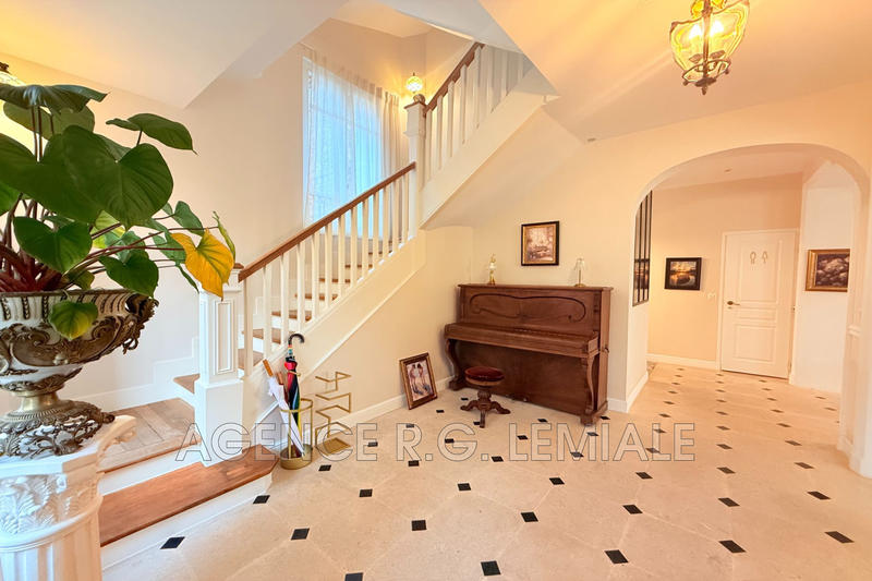 Maison - 210 m² - 8 pièces