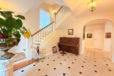 Maison - 210 m² - 8 pièces