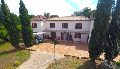 Propriété - 480 m² - 18 pièces