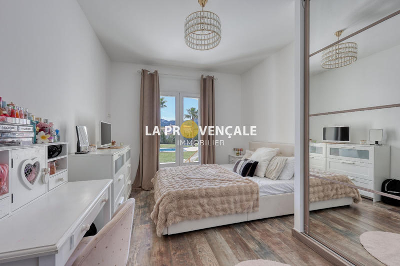 Maison - 250 m² - 6 pièces