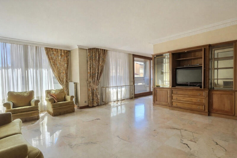 Appartement - 205 m² - 7 pièces