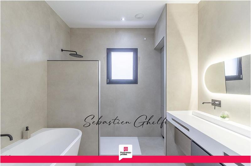 Maison - 220 m² - 9 pièces