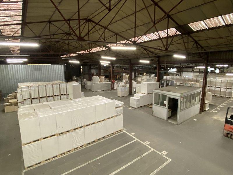 Entrepôt - 5 500 m² - 20 pièces