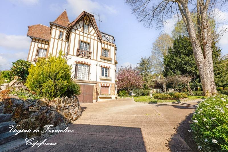 Maison - 304 m² - 10 pièces