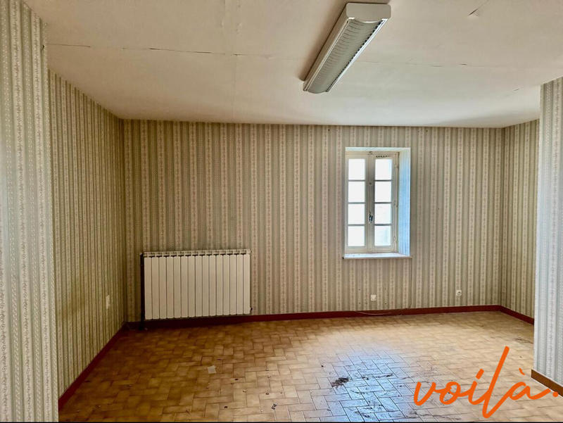 Maison - 1 983 m² - 40 pièces