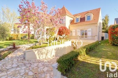 Maison - 220 m² - 8 pièces