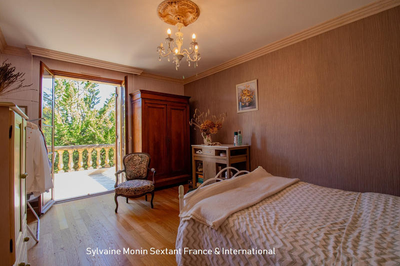 Maison - 220 m² - 7 pièces