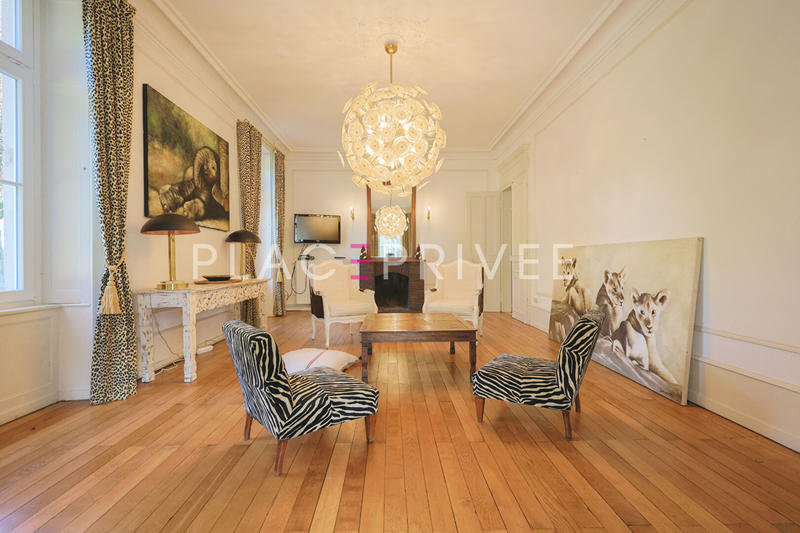 Demeure - 705 m² - 24 pièces