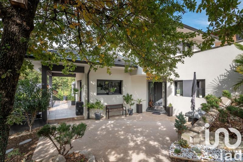 Maison - 220 m² - 7 pièces