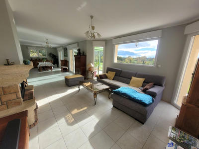 Maison - 201 m² - 7 pièces