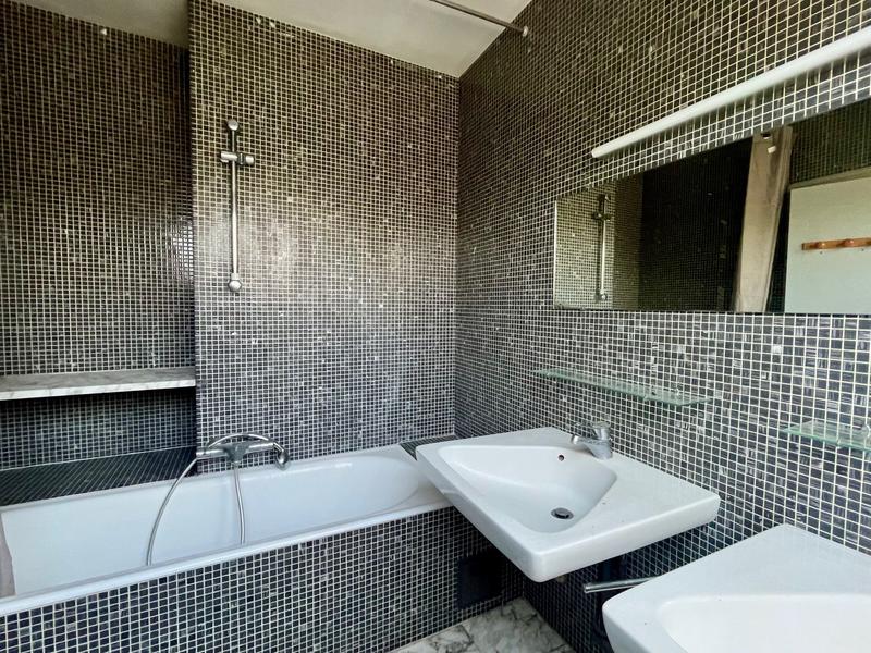 Maison - 244 m² - 13 pièces