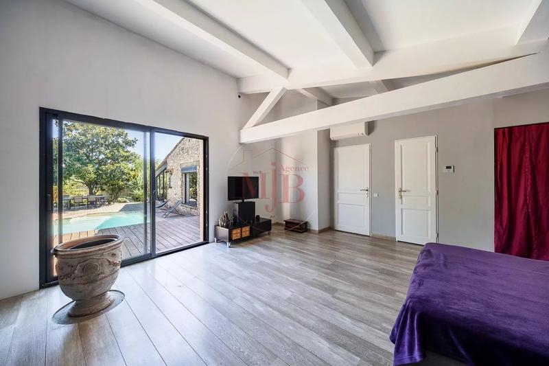 Maison - 256 m² - 8 pièces