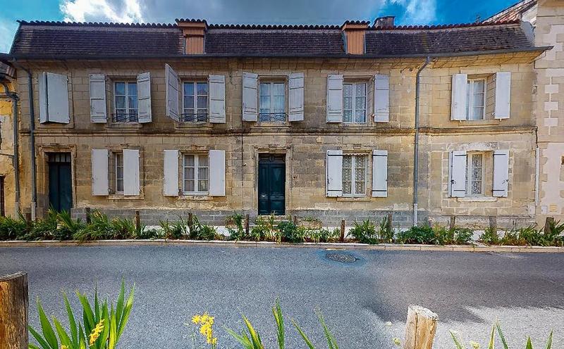 Maison traditionnelle - 315 m² - 12 pièces