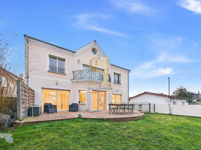 Maison - 211 m² - 9 pièces