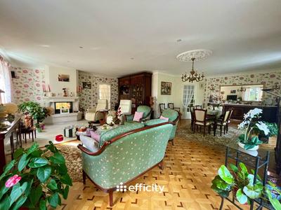 Maison - 252 m² - 8 pièces