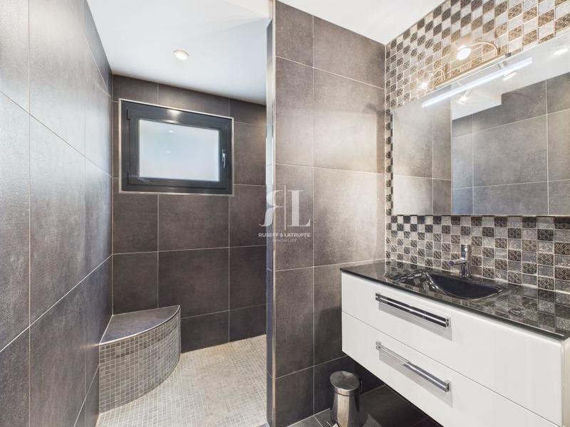 Maison - 251 m² - 8 pièces