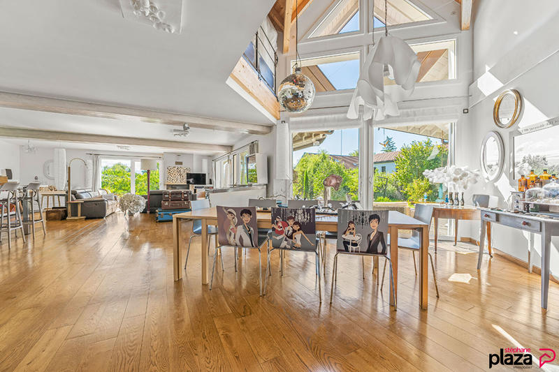 Maison - 350 m² - 8 pièces