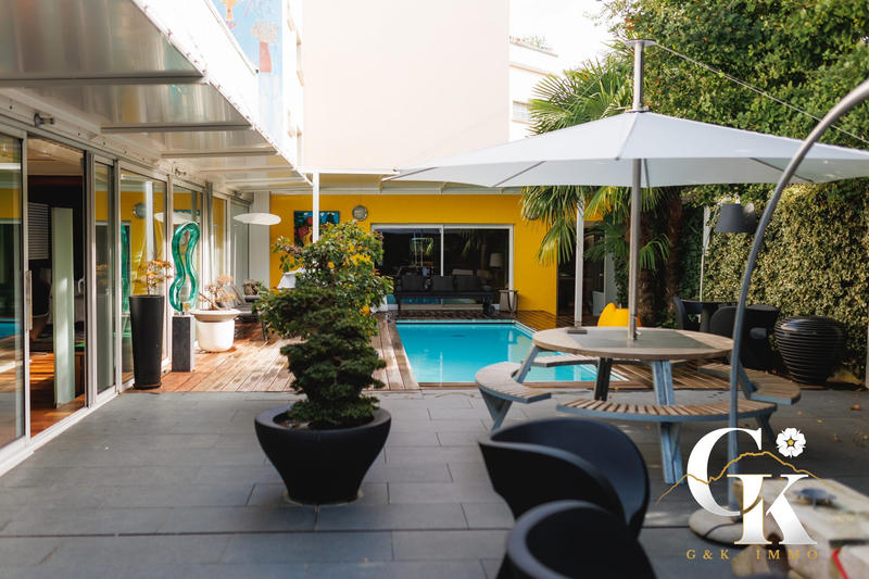 Maison - 393 m² - 9 pièces