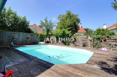 Maison - 254 m² - 9 pièces