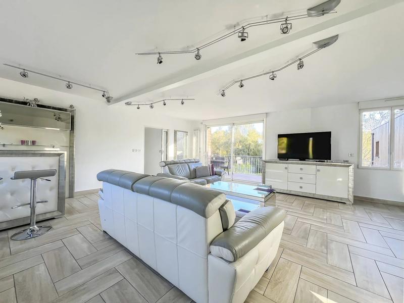 Maison traditionnelle - 363 m² - 10 pièces